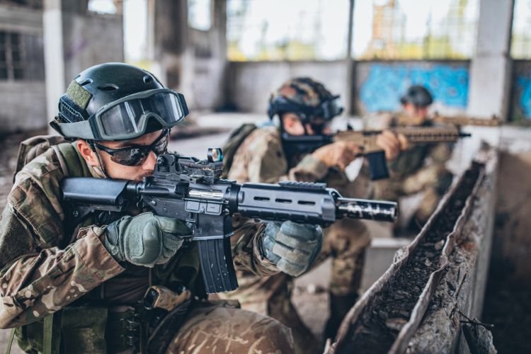 Militari con occhiali da sole in zona urbana