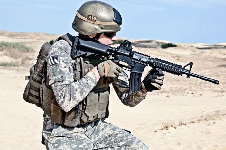 Militare statunitense nel deserto con occhiali da sole